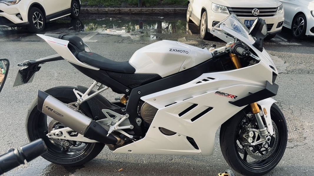 张雪机车 820RR