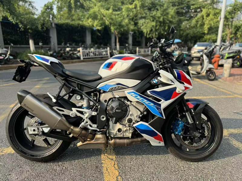 宝马 M 1000 R