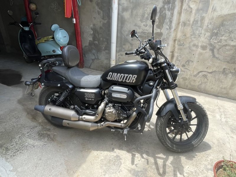 QJMOTOR 闪300S