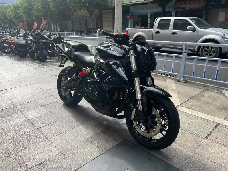贝纳利 TNT600i