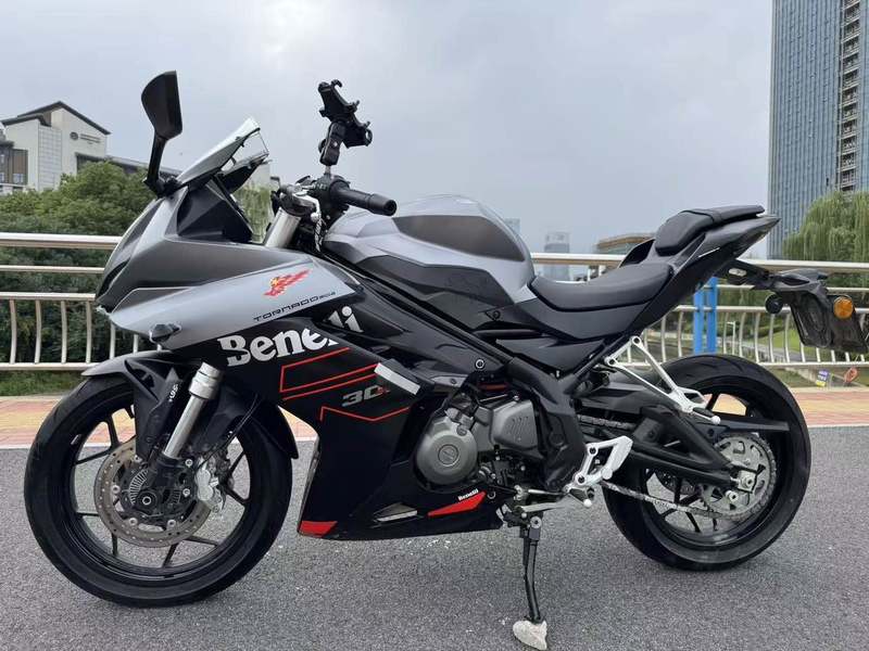 贝纳利 龙卷风 Tornado 302R