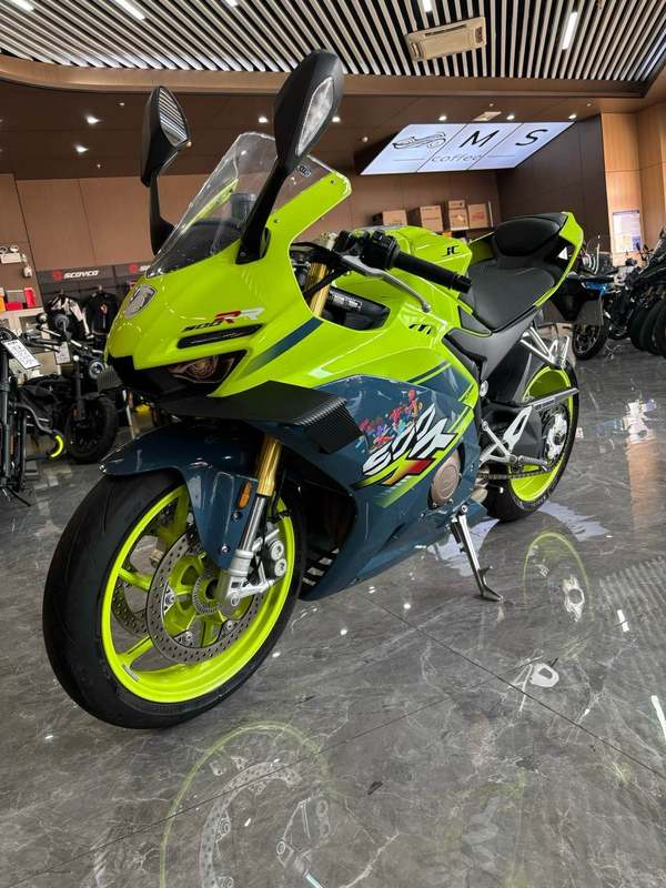 张雪机车 500RR