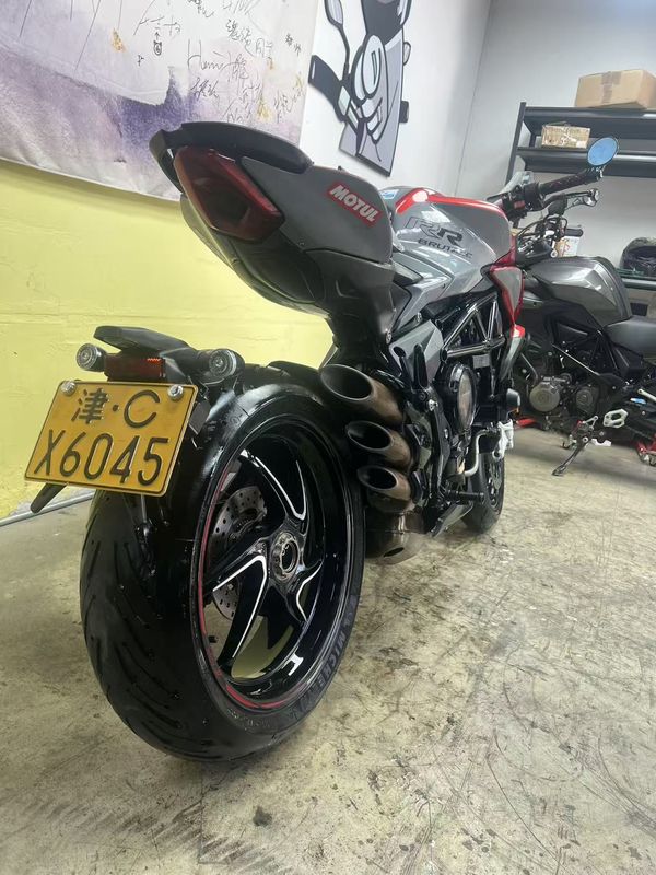 奥古斯塔 Brutale 800
