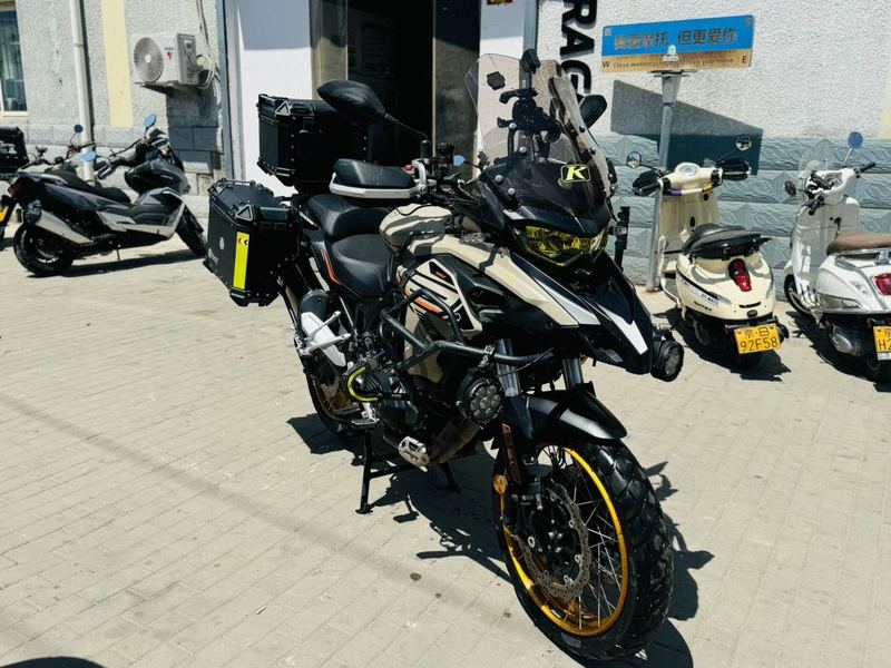 贝纳利 TRK552