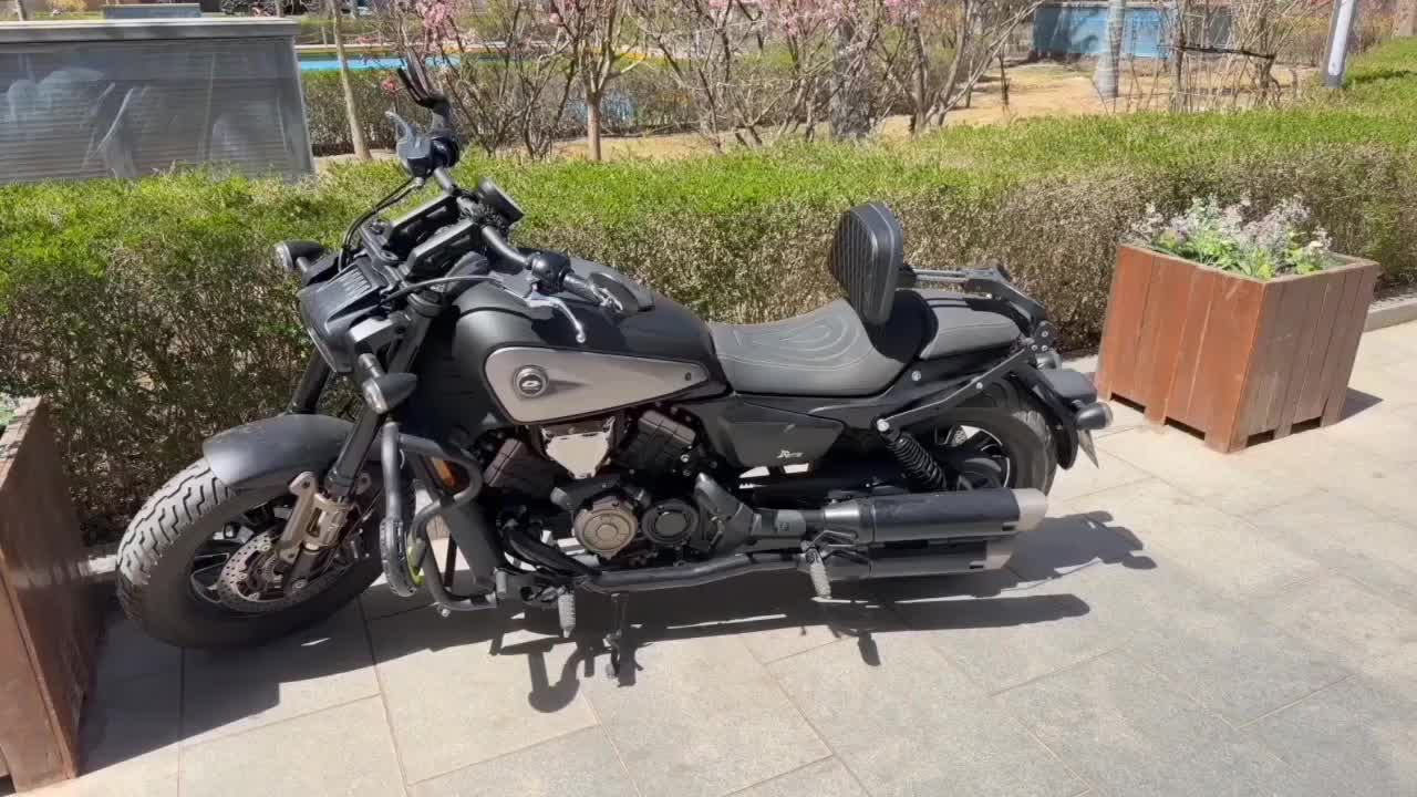 QJMOTOR 闪600