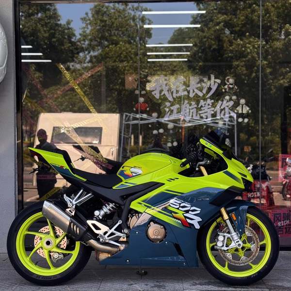 张雪机车 500RR