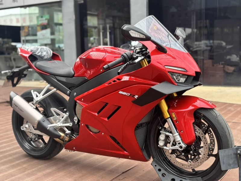 张雪机车 820RR