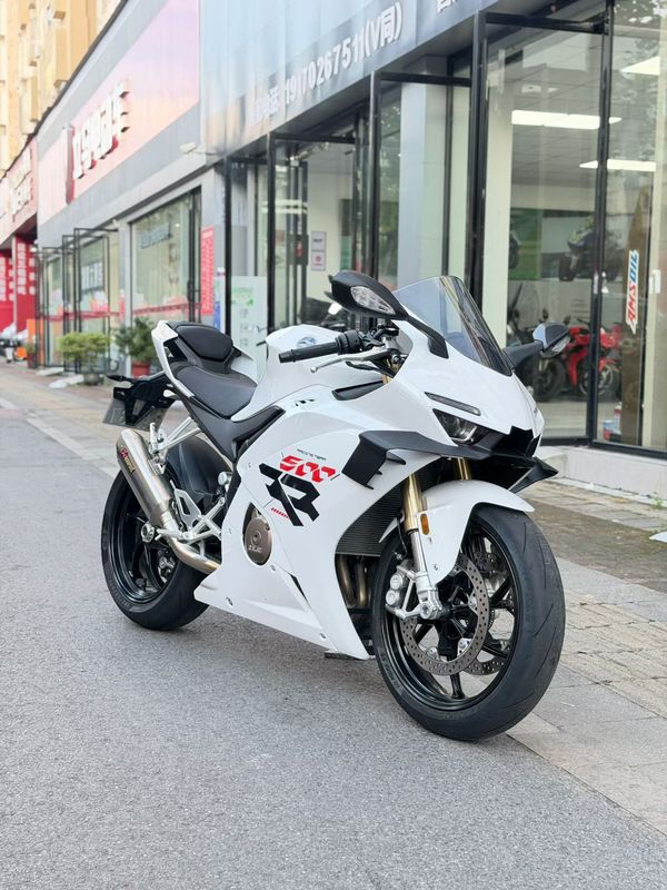 张雪机车 500RR