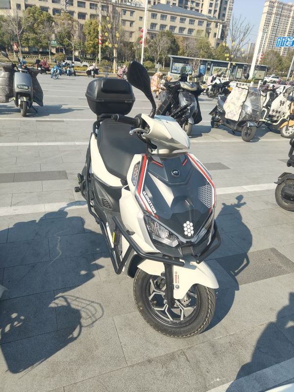 QJMOTOR 鸿150RS