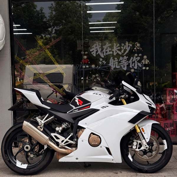 张雪机车 500RR