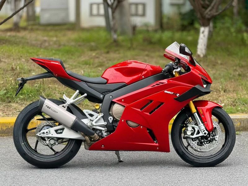 张雪机车 820RR