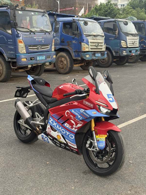 张雪机车 820RR
