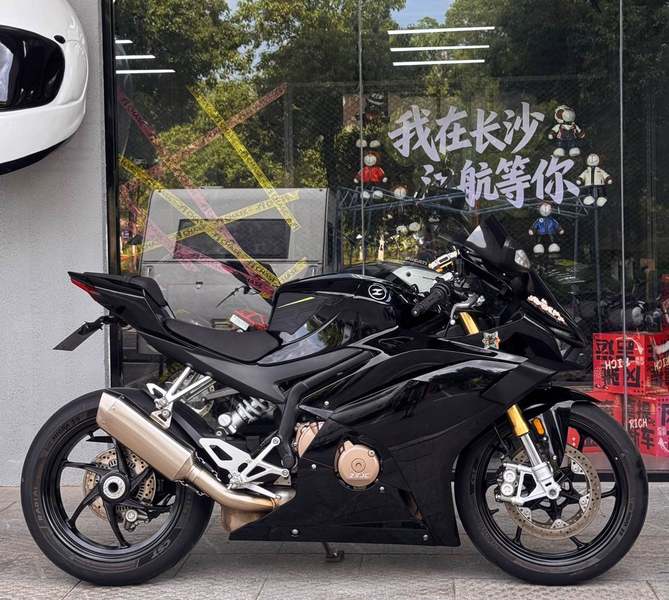 张雪机车 500RR