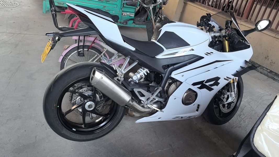 张雪机车 500RR