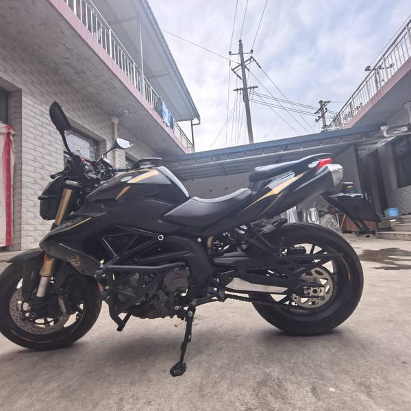 贝纳利 TNT600i