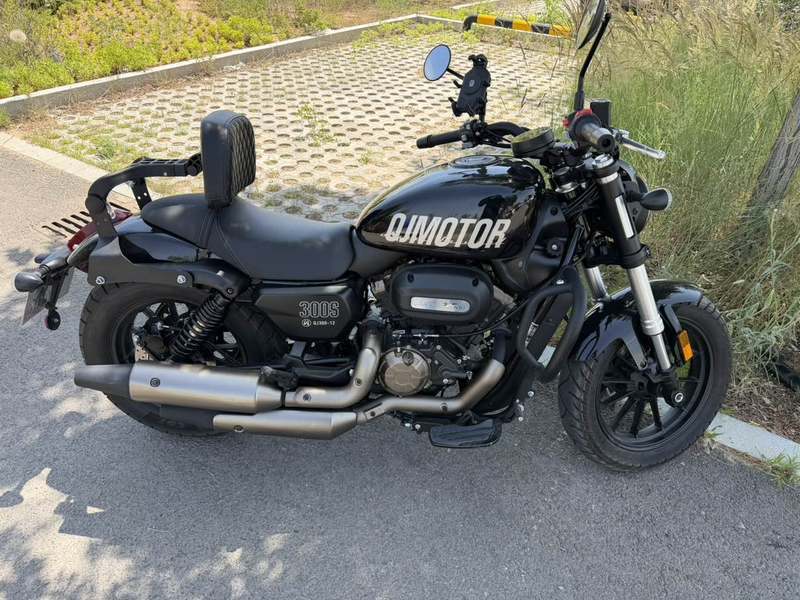 QJMOTOR 闪300S
