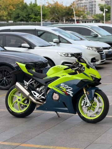 张雪机车 500RR