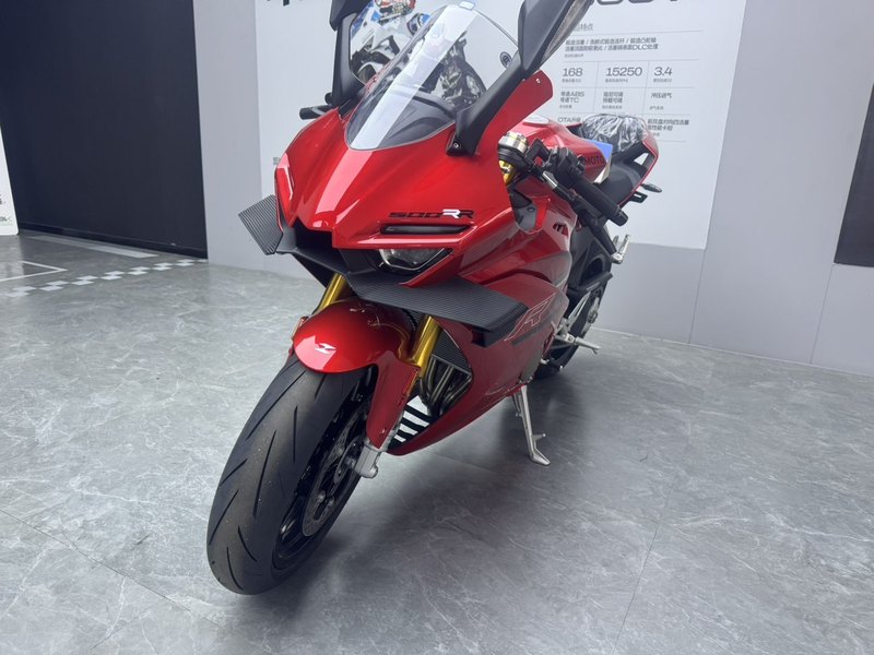 张雪机车 500RR
