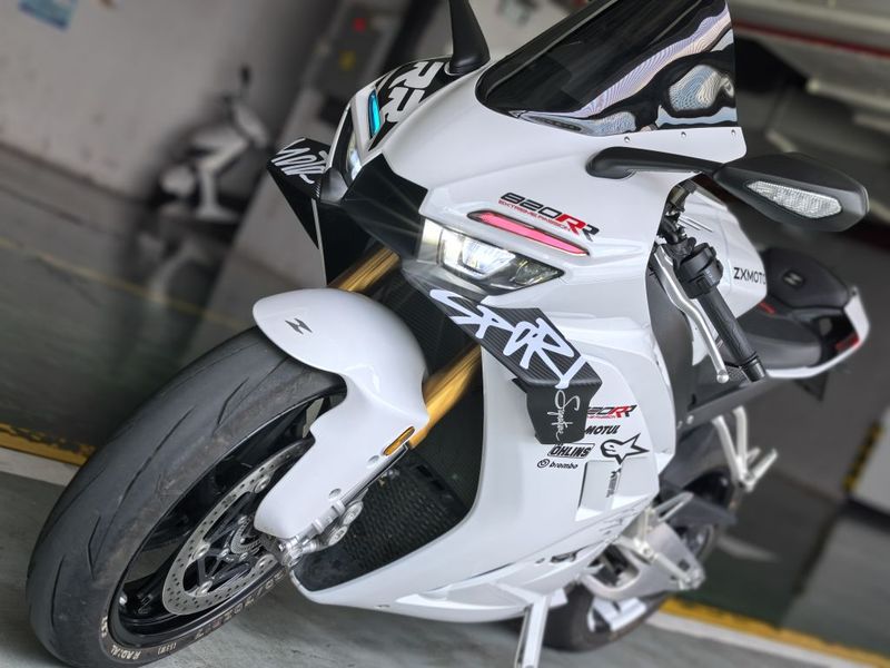 张雪机车 820RR