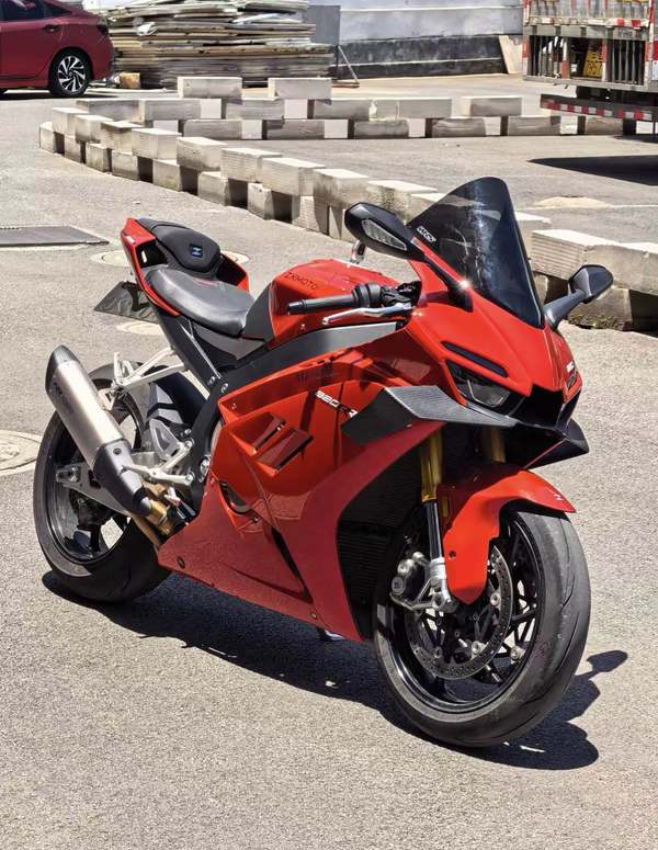 张雪机车 820RR