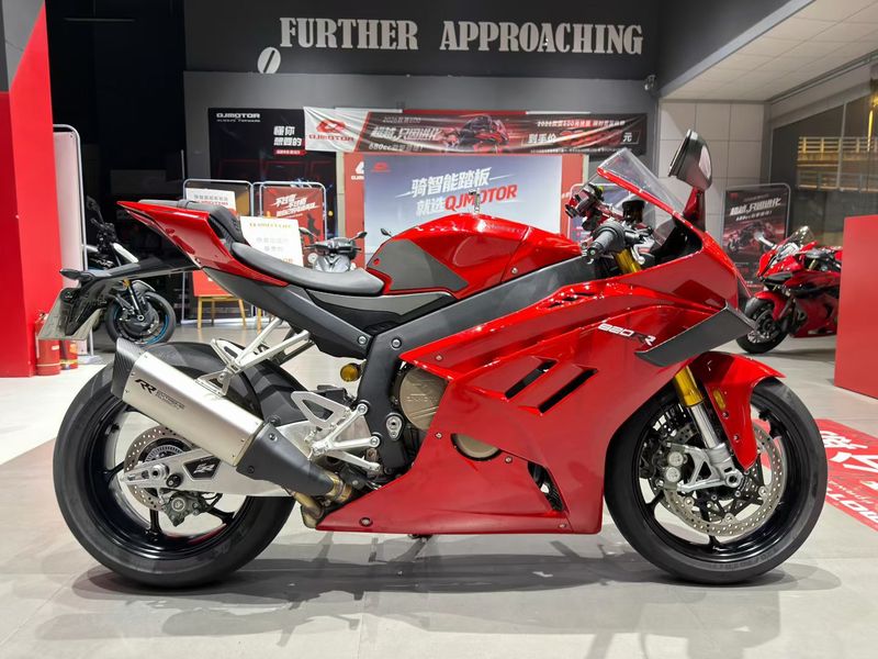 张雪机车 820RR
