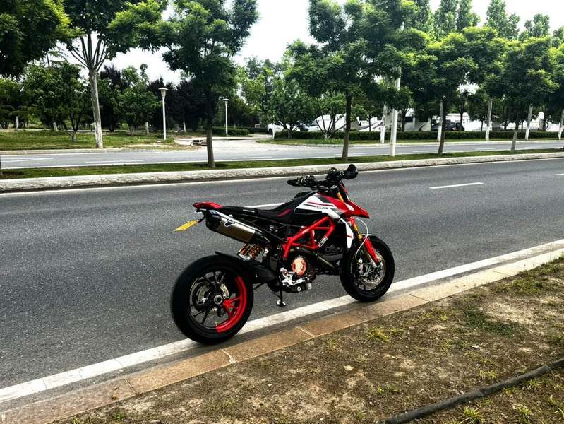 杜卡迪 Hypermotard 950