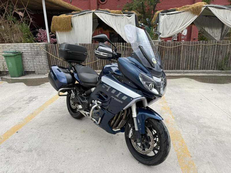 贝纳利 600 GC