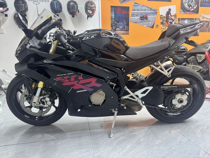 张雪机车 500RR