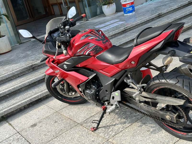 豪爵铃木 GSX250R