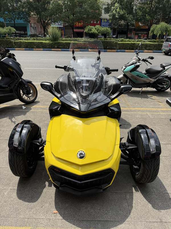 庞巴迪 Spyder F3 