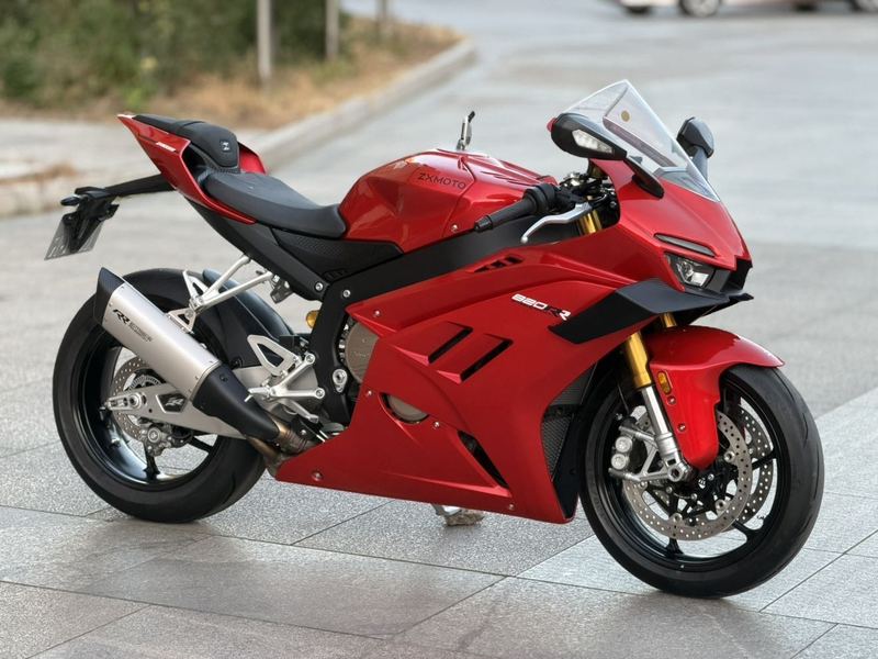 张雪机车 820RR