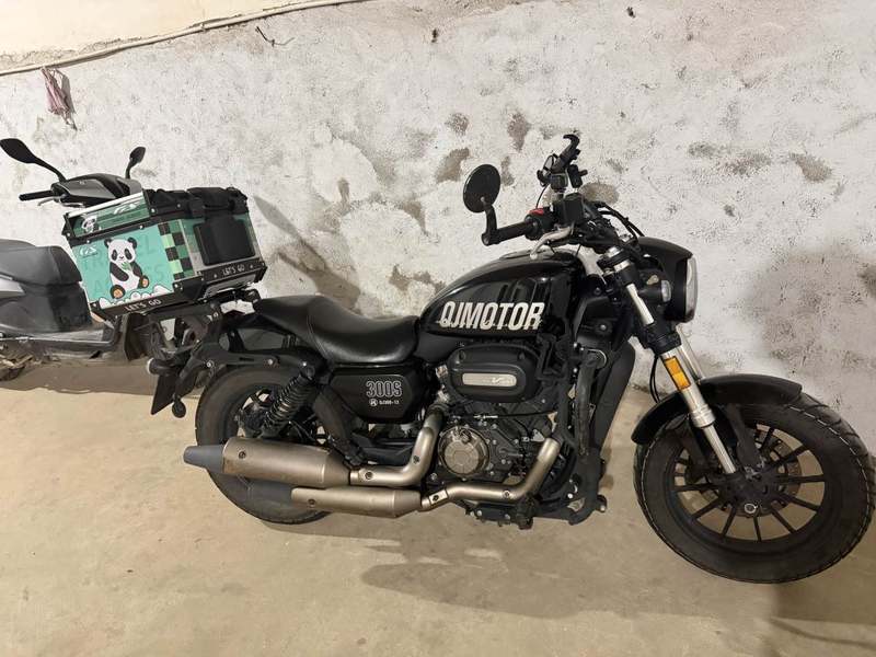 QJMOTOR 闪300S