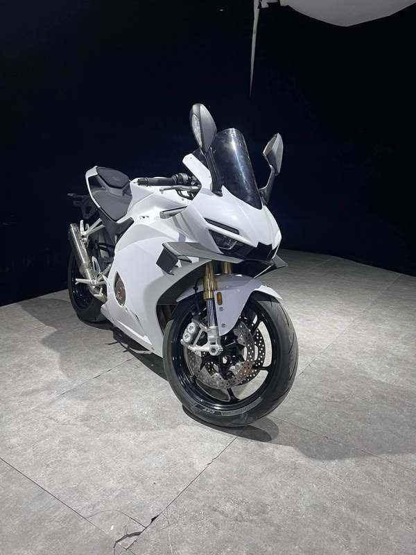张雪机车 500RR