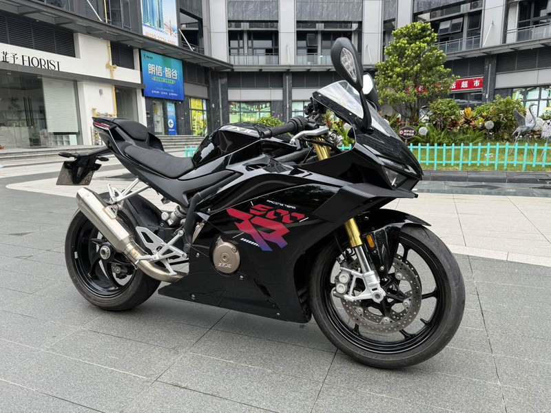 张雪机车 500RR