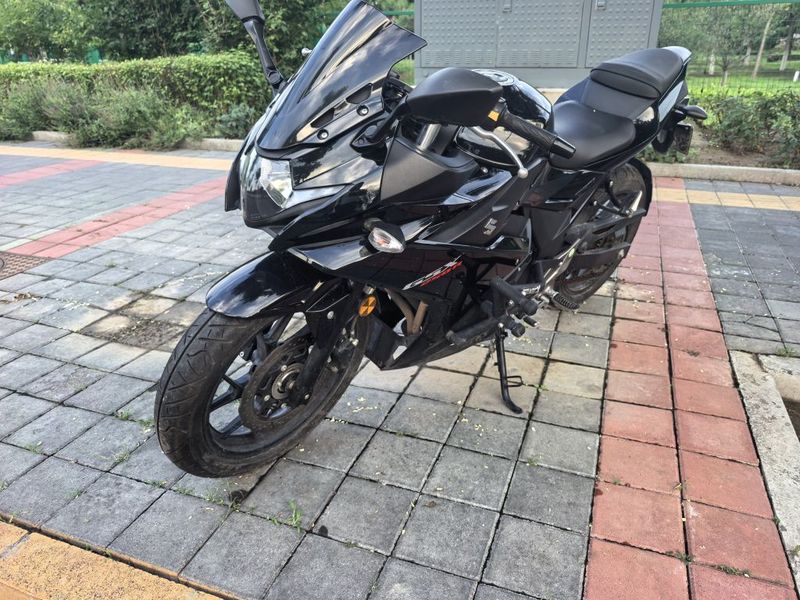 豪爵铃木 GSX250R