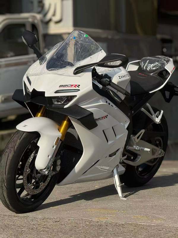 张雪机车 820RR