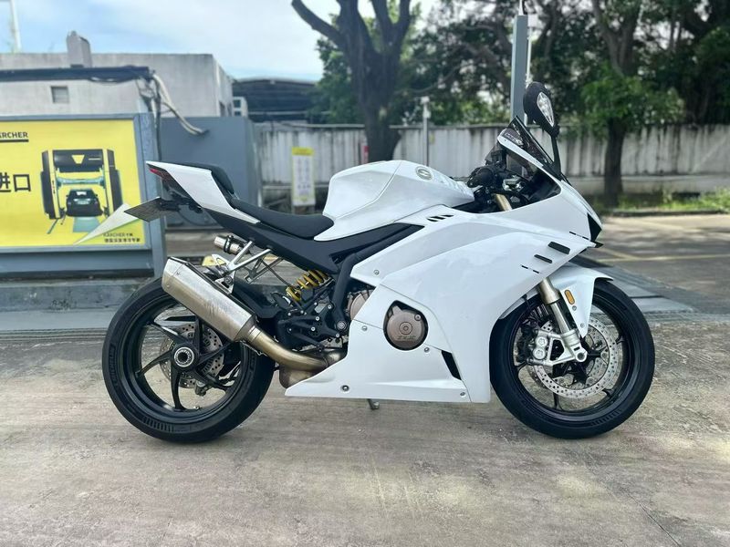 张雪机车 500RR