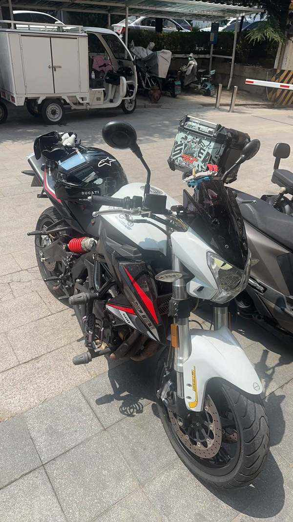 贝纳利 TNT600i