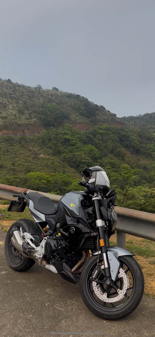 宝马 F 900 R