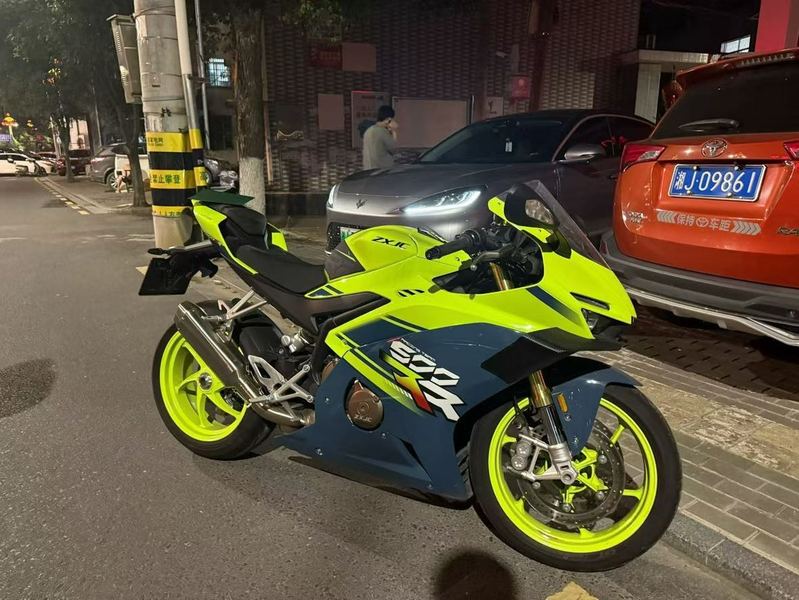 张雪机车 500RR