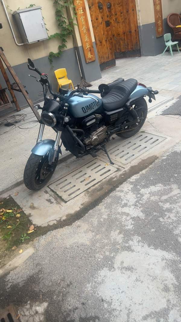 QJMOTOR 闪300S