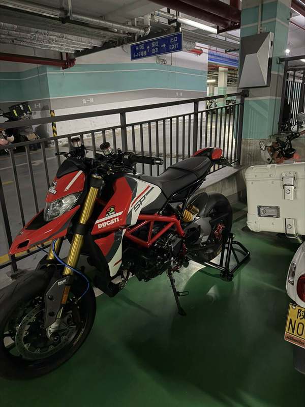 杜卡迪 Hypermotard 950