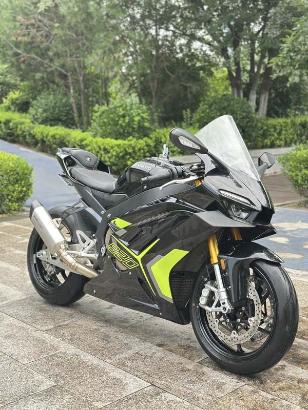 张雪机车 820RR