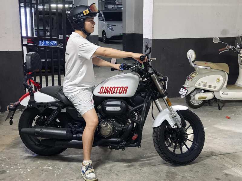 QJMOTOR 闪300S