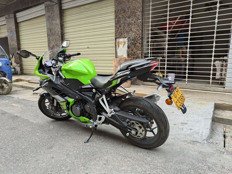 贝纳利 龙卷风 Tornado 302R