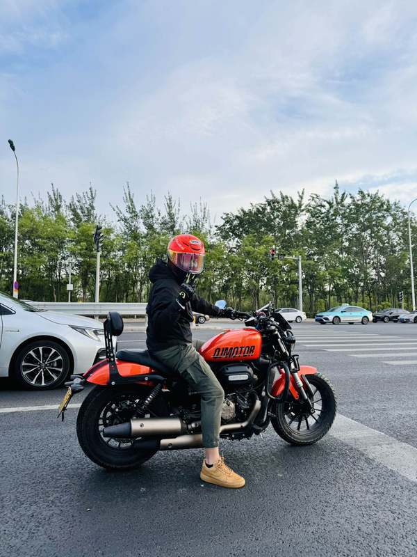 QJMOTOR 闪300S