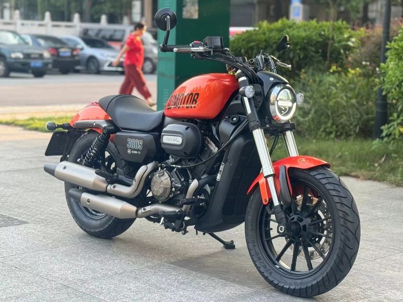 QJMOTOR 闪300S