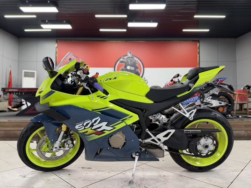 张雪机车 500RR