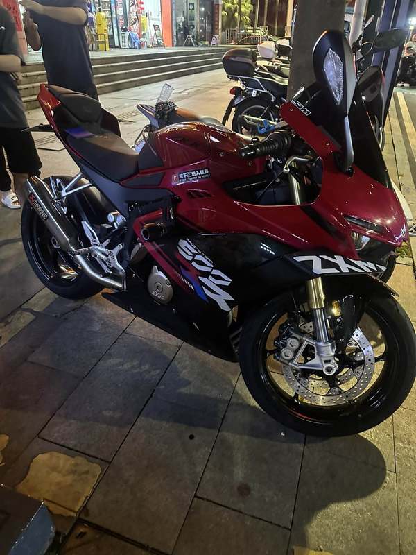 张雪机车 500RR