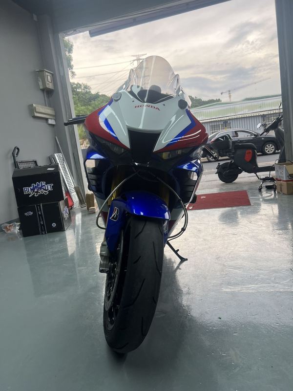 本田DREAMWING CBR 1000 RR-R